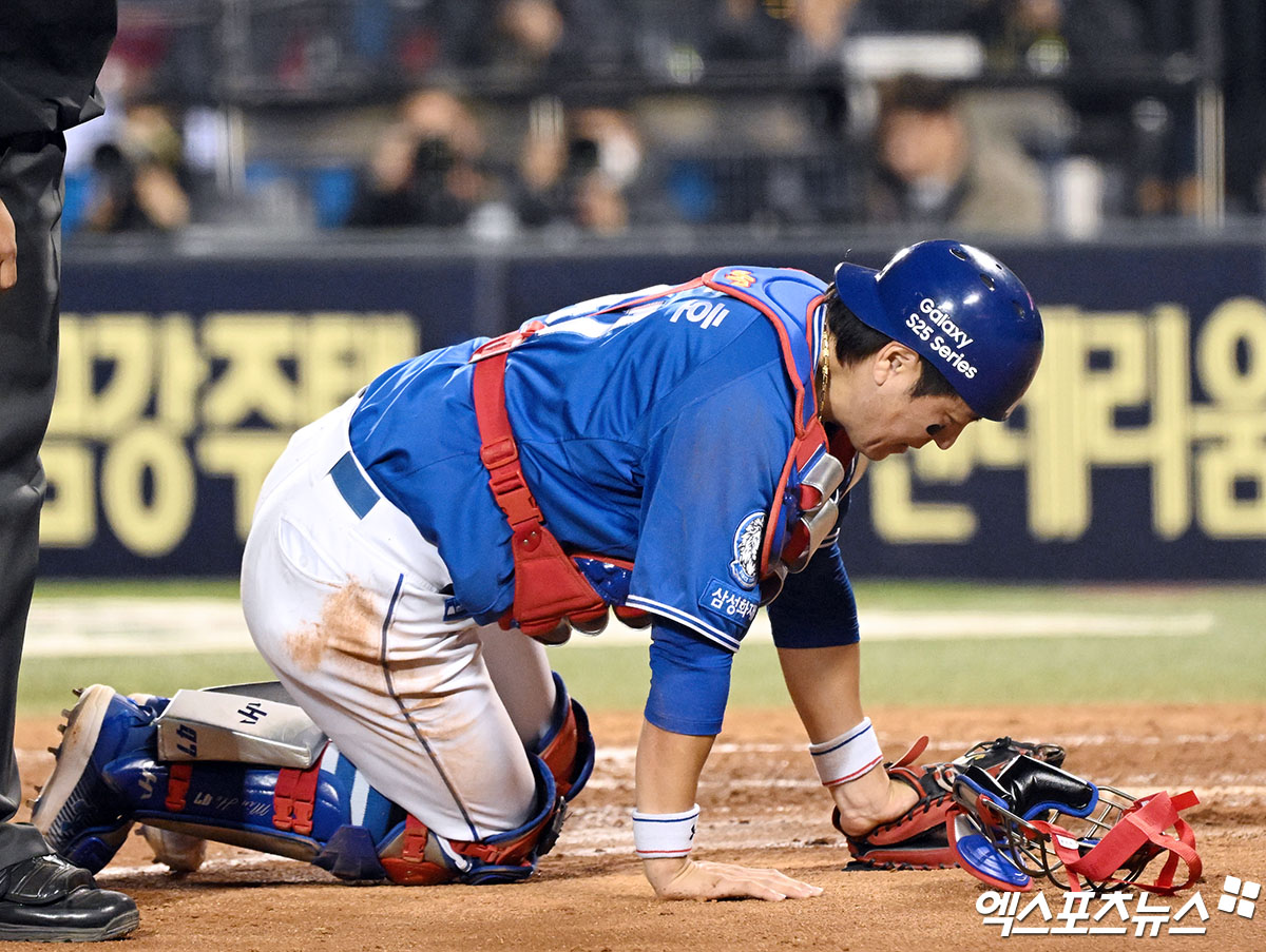 삼성 라이온즈 강민호가 올해 정규시즌 경기에 출전해 수비하다 공에 맞은 뒤 통증을 참고 있다. 엑스포츠뉴스 DB