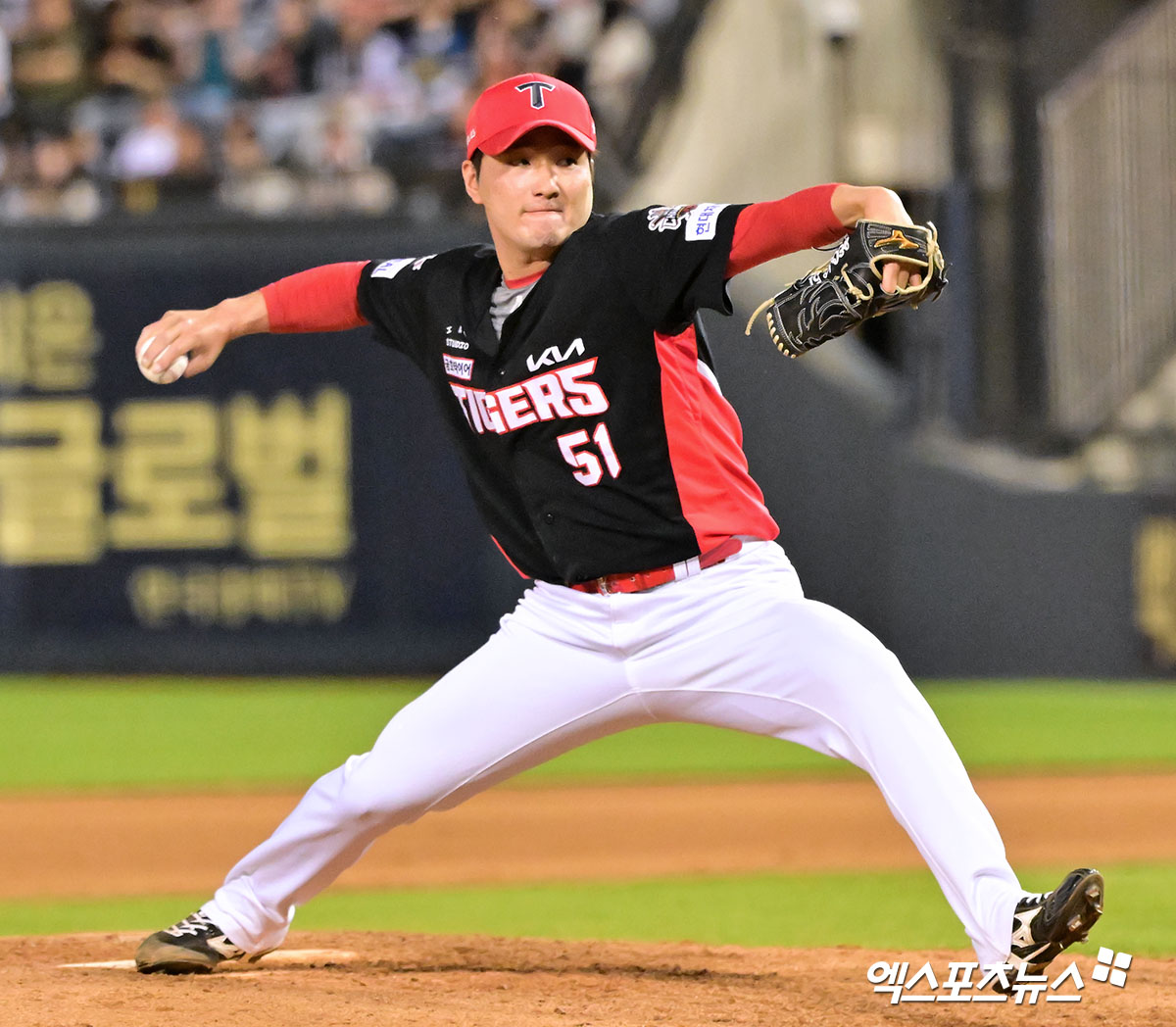 KIA 타이거즈 구원투수 전상현이 올해 정규시즌 경기에 등판해 투구하고 있다. 엑스포츠뉴스 DB