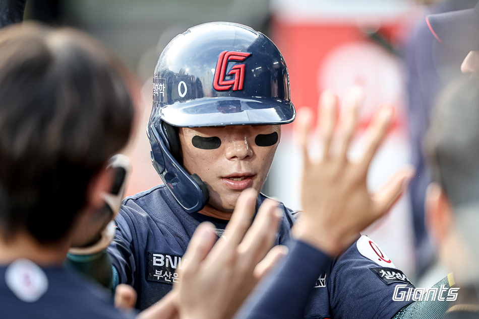 11일 오후 수원KT위즈파크에서 열린 '2025 신한 SOL Bank KBO리그' 롯데 자이언츠와 KT 위즈의 경기, 롯데가 4:3으로 승리하면서 전날 패배를 설욕했다. 롯데 외야수 장두성은 1번타자 겸 중견수로 선발 출전해 4타수 무안타 1볼넷을 올렸다. 8회초 1사 만루에서는 11구 승부를 펼치며 KT 마무리투수 박영현을 괴롭혔다. 롯데 자이언츠