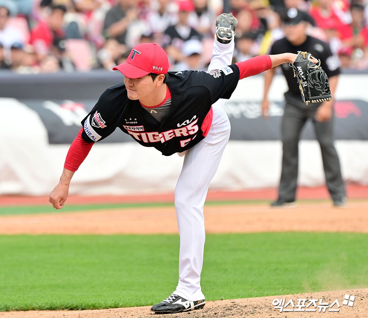 KIA 타이거즈 구원투수 전상현이 올해 정규시즌 경기에 등판해 투구하고 있다. 엑스포츠뉴스 DB