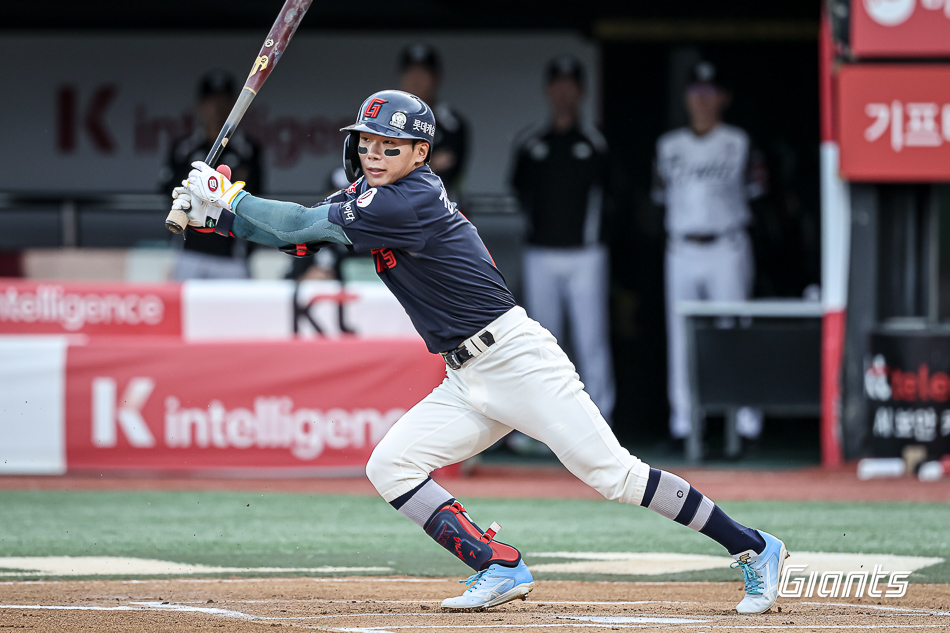 11일 오후 수원KT위즈파크에서 열린 '2025 신한 SOL Bank KBO리그' 롯데 자이언츠와 KT 위즈의 경기, 롯데가 4:3으로 승리하면서 전날 패배를 설욕했다. 롯데 외야수 장두성은 1번타자 겸 중견수로 선발 출전해 4타수 무안타 1볼넷을 올렸다. 8회초 1사 만루에서는 11구 승부를 펼치며 KT 마무리투수 박영현을 괴롭혔다. 롯데 자이언츠