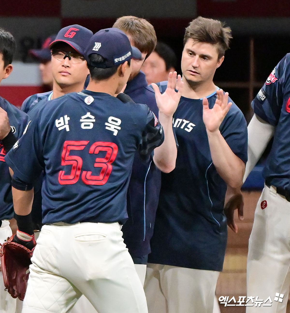 1일 오후 서울 구로구 고척스카이돔에서 열린 '2025 신한 SOL Bank KBO리그' 롯데 자이언츠와 키움 히어로즈의 경기, 7이닝 3피안타 1볼넷 6탈삼진 무실점 완벽투를 선보인 선발 데이비슨의 활약에 힘입어 롯데가 키움에 5:0 승리를 거뒀다.  이날 경기에서 승리한 롯데 데이비슨이 기뻐하고 있다. 엑스포츠뉴스 DB