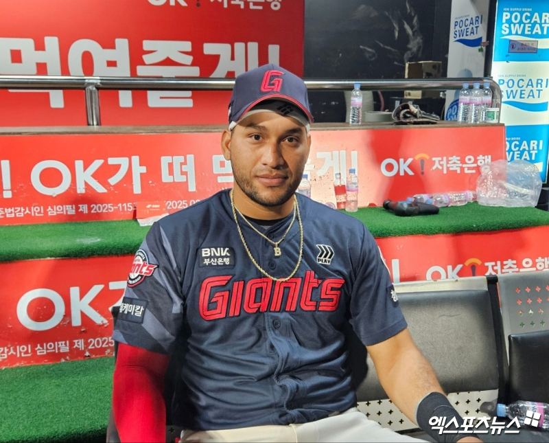 11일 오후 수원KT위즈파크에서 열린 '2025 신한 SOL Bank KBO리그' 롯데 자이언츠와 KT 위즈의 경기, 롯데가 4:3으로 승리하면서 전날 패배를 설욕했다. 경기 후 롯데 빅터 레이예스가 취재진과 인터뷰에 임하고 있다. 수원, 유준상 기자