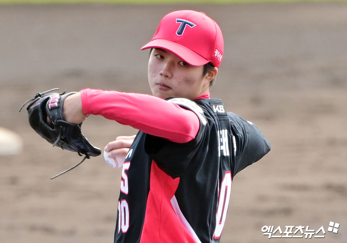KIA 타이거즈 신인 투수 김태형이 올해 스프링캠프 연습경기에 등판해 투구하고 있다. 김태형은 개막 후 2군 퓨처스팀에만 머물다 지난 11일 처음으로 1군 엔트리에 등록됐다. 엑스포츠뉴스 DB