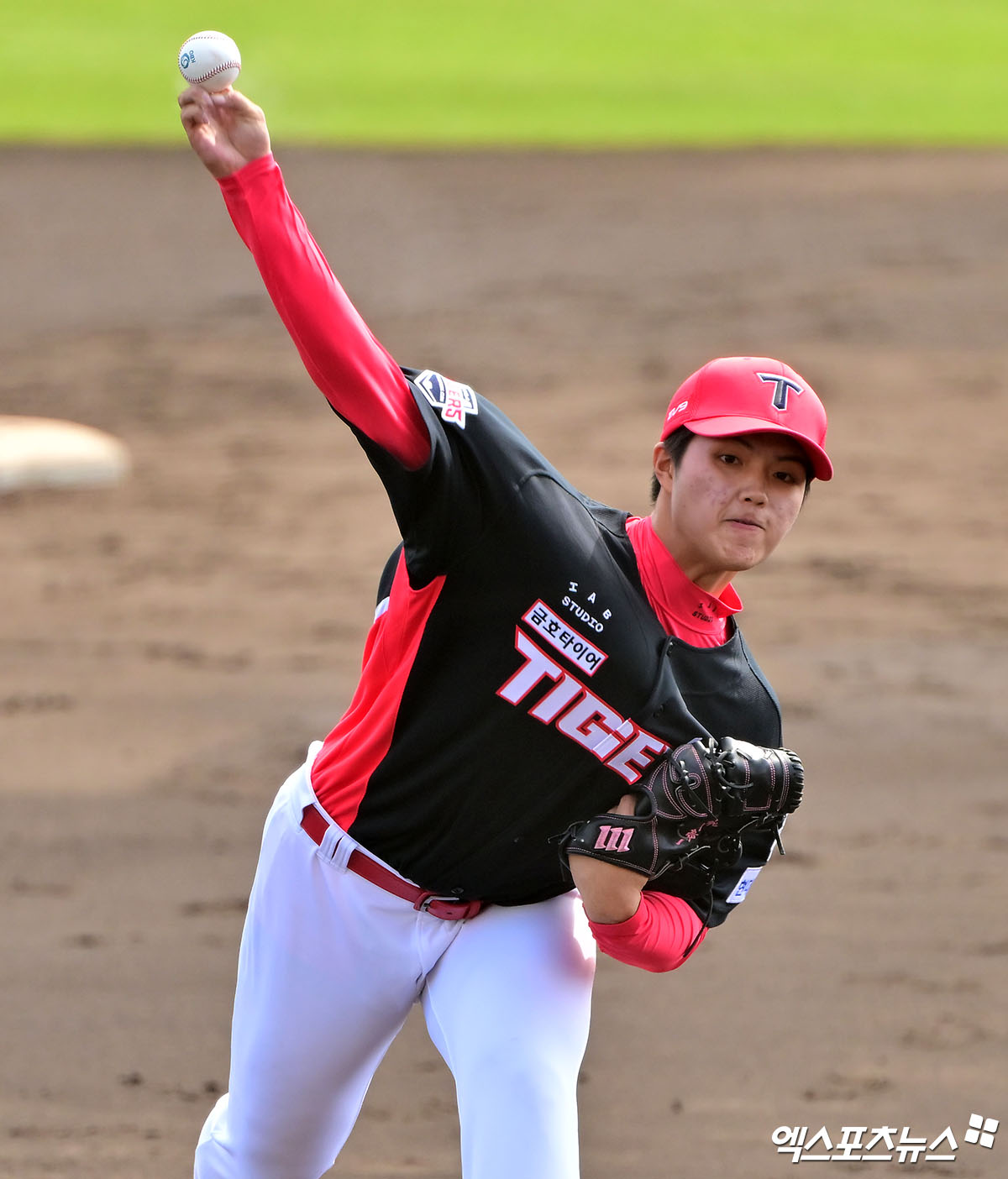 KIA 타이거즈 신인 투수 김태형이 올해 스프링캠프 연습경기에 등판해 투구하고 있다. 김태형은 개막 후 2군 퓨처스팀에만 머물다 지난 11일 처음으로 1군 엔트리에 등록됐다. 엑스포츠뉴스 DB