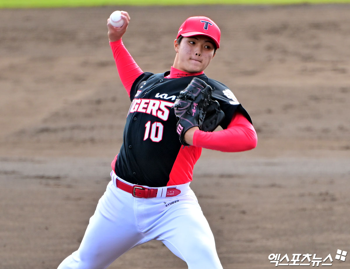 KIA 타이거즈 신인 투수 김태형이 올해 스프링캠프 연습경기에 등판해 투구하고 있다. 김태형은 개막 후 2군 퓨처스팀에만 머물다 지난 11일 처음으로 1군 엔트리에 등록됐다. 엑스포츠뉴스 DB
