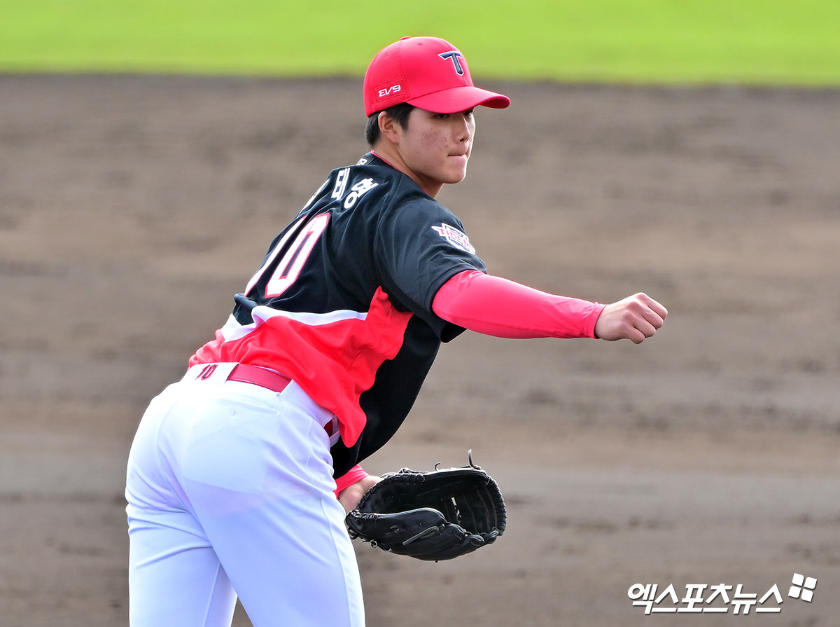 KIA 타이거즈 신인 투수 김태형이 올해 스프링캠프 연습경기에 등판해 투구하고 있다. 김태형은 개막 후 2군 퓨처스팀에만 머물다 지난 11일 처음으로 1군 엔트리에 등록됐다. 엑스포츠뉴스 DB