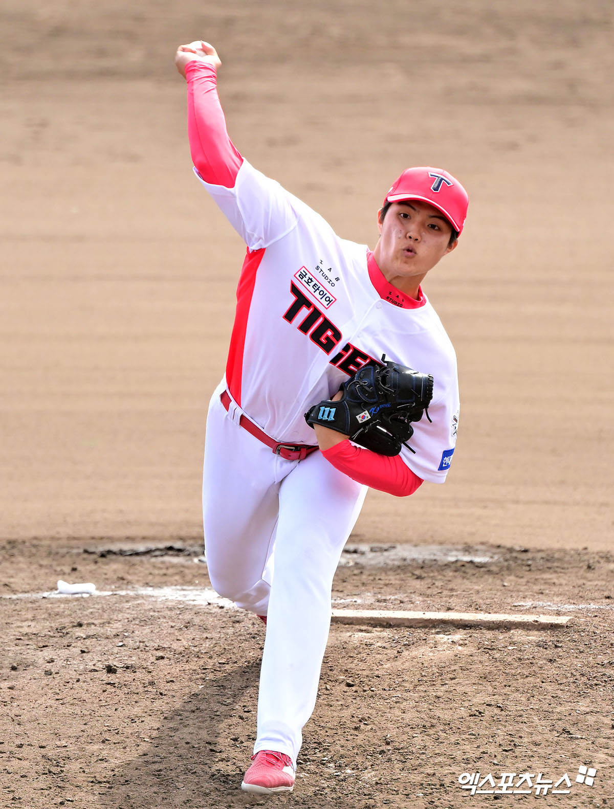 KIA 타이거즈 신인 투수 김태형이 올해 스프링캠프 연습경기에 등판해 투구하고 있다. 김태형은 개막 후 2군 퓨처스팀에만 머물다 지난 11일 처음으로 1군 엔트리에 등록됐다. 엑스포츠뉴스 DB