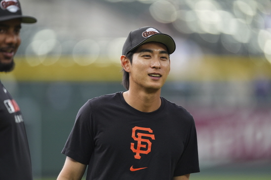 메이저리그 샌프란시스코에서 활약하는 이정후가 12일(한국시간) 미국 콜로라도주 덴버 쿠어스 필드에서 열린 콜로라도 로키스와 원정 경기에서 1번 타자 중견수로 선발 출전해 3타수 1안타 2볼넷 3득점을 찍었다. 이정후는 특히 3회 빠른 발을 이용, 3루타를 만들어내면서 샌프란시스코가 3-0으로 앞서가는데 기여했다. 샌프란시스코는 3-7로 전세를 넘겨줬으나 8~9회 7점을 뽑아내 10-7 대역전승을 챙겼다. 이정후도 3득점으로 승리에 공헌했다. 연합뉴스