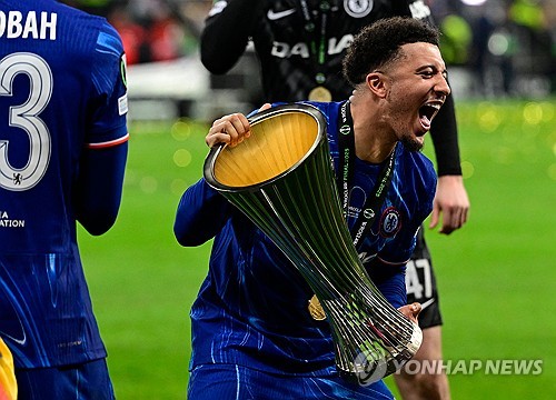 영국 매체 '더선'이 12일(한국시간) 프리미어리그 세 팀이 제이든 산초 영입을 두고 경쟁하고 있다고 보도했다. 산초는 지난 2024-2025시즌 첼시 임대를 마치고 맨체스터 유나이티드로 복귀한 상태다. 연합뉴스