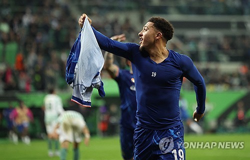 영국 매체 '더선'이 12일(한국시간) 프리미어리그 세 팀이 제이든 산초 영입을 두고 경쟁하고 있다고 보도했다. 산초는 지난 2024-2025시즌 첼시 임대를 마치고 맨체스터 유나이티드로 복귀한 상태다. 연합뉴스