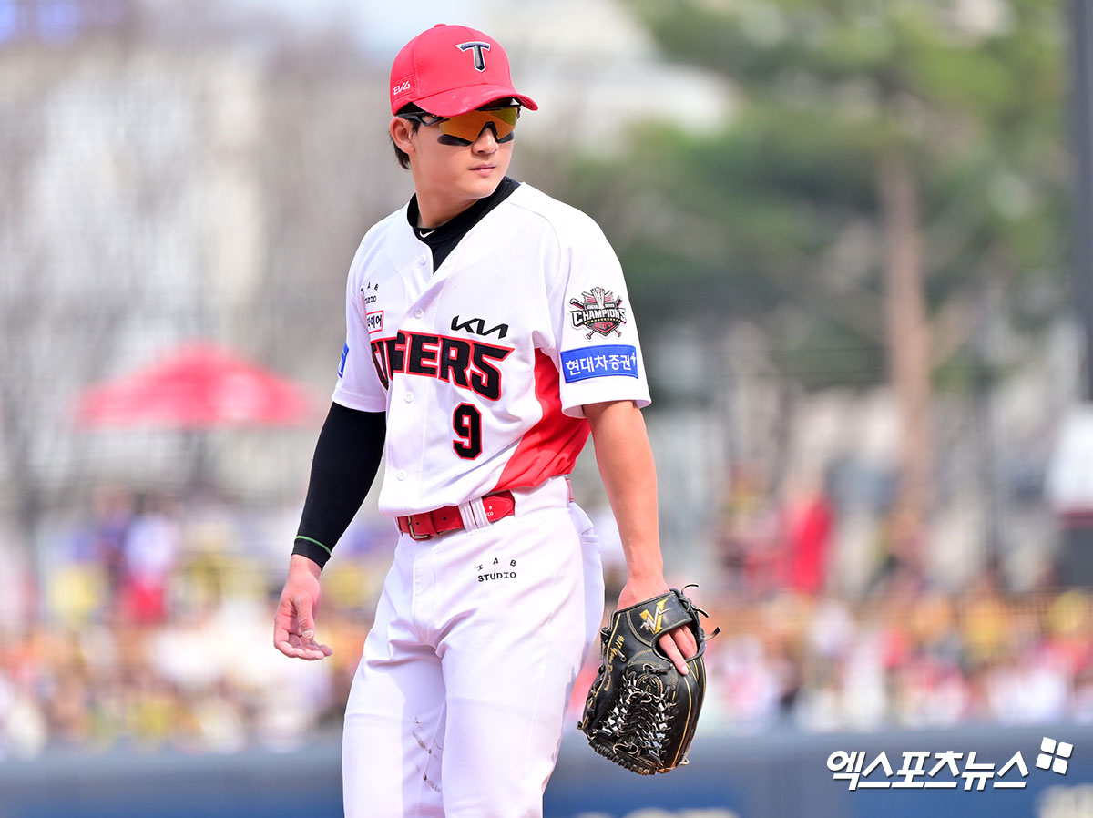 KIA 타이거즈 내야수 윤도현이 올해 정규시즌 경기에 출전해 수비를 준비하고 있다. 윤도현은 손가락 골절로 12일 엔트리에서 말소됐다. 엑스포츠뉴스 DB