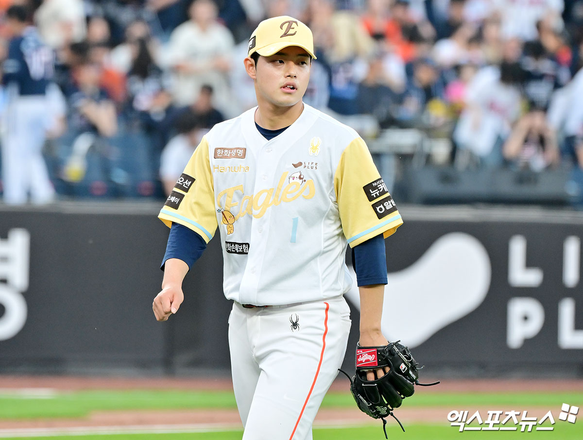 한화 이글스 투수 문동주가 오는 15일 대전 LG 트윈스전 선발 투수로 1군에 복귀한다. 한화 김경문 감독은 문동주의 복귀 소식과 더불어 외국인 투수 2명의 동반 휴식 가능성을 언급했다. 엑스포츠뉴스 DB