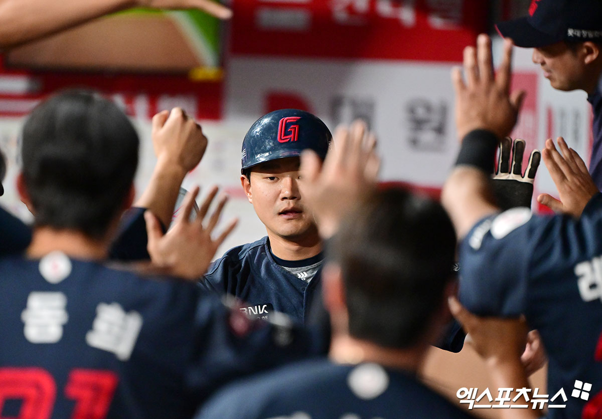 30일 오후 서울 구로구 고척스카이돔에서 열린 '2025 신한 SOL Bank KBO리그' 롯데 자이언츠와 키움 히어로즈의 경기, 4회초 2사 1,3루 롯데 손호영이 이호준의 1타점 2루타때 득점에 성공한 후 더그아웃에서 하이파이브를 하고 있다. 엑스포츠뉴스DB