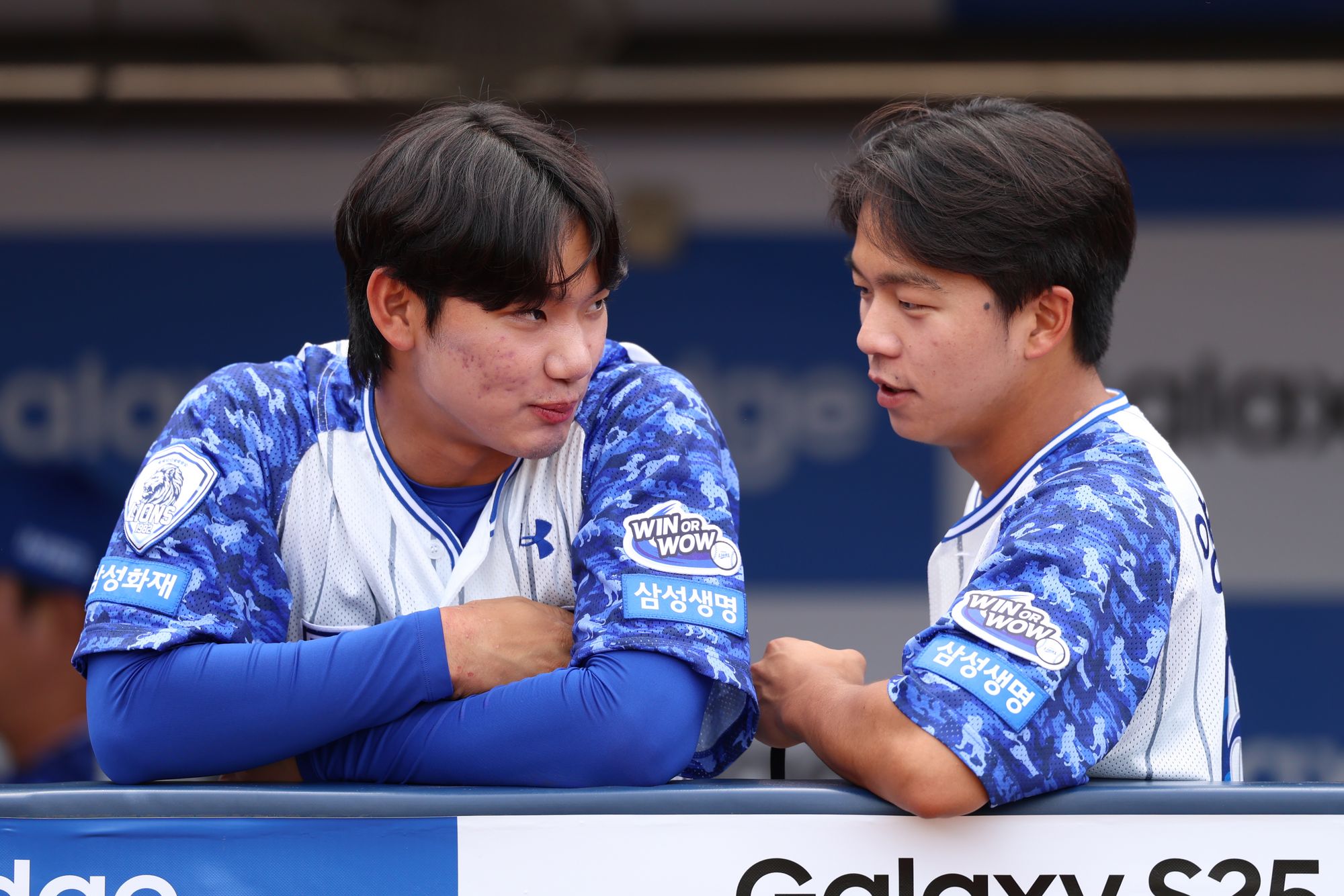 왼쪽부터 삼성 라이온즈 내야수 심재훈, 양도근. 정규시즌 경기 중 더그아웃에서 대화를 나누고 있다. 삼성 라이온즈