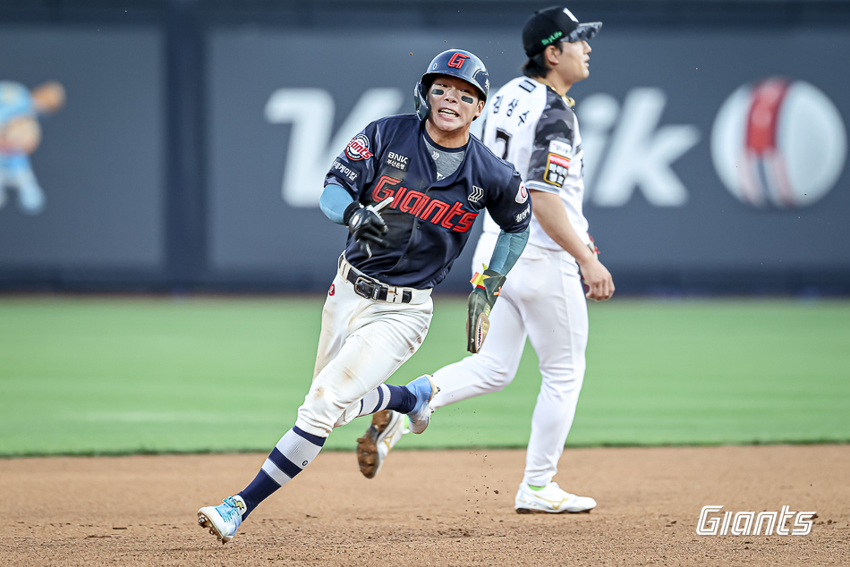 롯데 자이언츠 김태형 감독이 장두성의 활약을 칭찬했다. 롯데 자이언츠는 12일 오후 6시30분부터 수원 케이티위즈파크에서 KT 위즈와 '2025 신한 SOL뱅크 KBO리그' 방문 경기를 치르고 있다. 롯데는 전날 역전승을 챙겼는데, 김 감독은 8회 장두성이 KT의 리그 정상급 마무리 박영현과 11구까지 가는 접전 끝에 삼진 당한 것을 칭찬했다. 김 감독은 '(장두성의 승부가) 컸다고 봐야 한다. 온 집중력을 다 쓰게 했다. 지금 반짝이 아니라 어느 정도 올라왔다'고 장두성의 근성 있는 승부와 경기력에 박수를 보냈다. 롯데 자이언츠