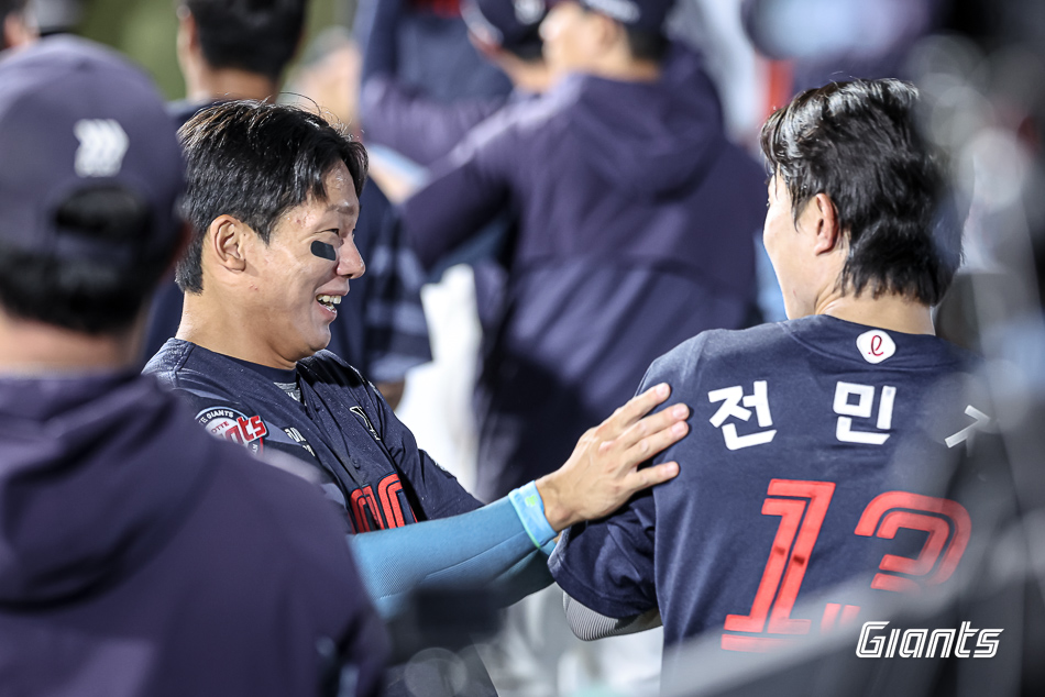 롯데 자이언츠 김태형 감독이 장두성의 활약을 칭찬했다. 롯데 자이언츠는 12일 오후 6시30분부터 수원 케이티위즈파크에서 KT 위즈와 '2025 신한 SOL뱅크 KBO리그' 방문 경기를 치르고 있다. 롯데는 전날 역전승을 챙겼는데, 김 감독은 8회 장두성이 KT의 리그 정상급 마무리 박영현과 11구까지 가는 접전 끝에 삼진 당한 것을 칭찬했다. 김 감독은 '(장두성의 승부가) 컸다고 봐야 한다. 온 집중력을 다 쓰게 했다. 지금 반짝이 아니라 어느 정도 올라왔다'고 장두성의 근성 있는 승부와 경기력에 박수를 보냈다. 롯데 자이언츠