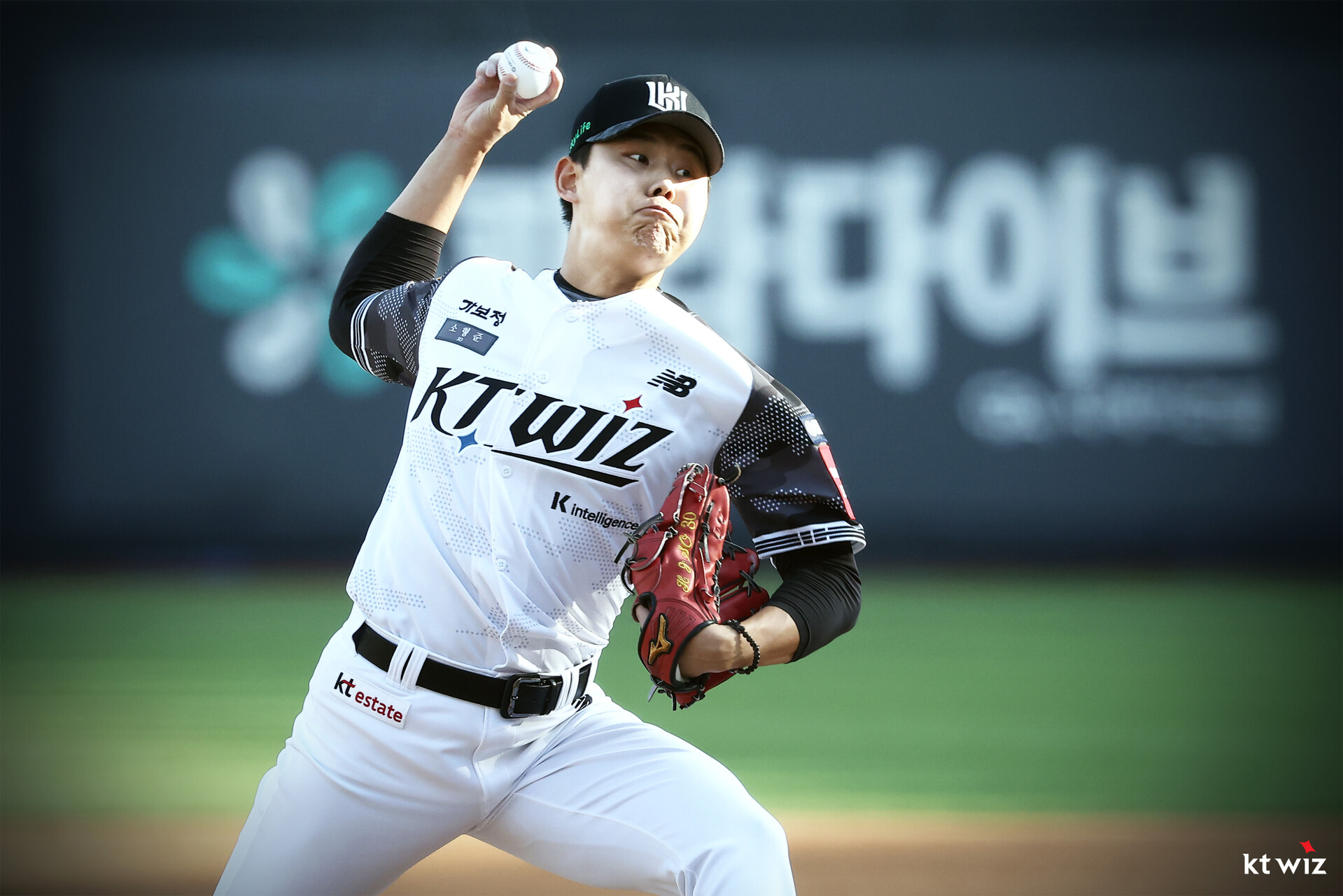 롯데는 12일 수원 케이티위즈파크에서 열린 '2025 신한 SOL Bank KBO리그' KT와의 원정경기에서 연장 승부 끝 12-7 승리를 거뒀다. 이틀 연속 역전승을 거둔 롯데는 2연승을 내달리며 시즌 전적 36승3무29패로 3위 자리를 지켰다. 반면 2연패에 빠진 KT는 34승3무31패가 됐다. 7-7로 팽팽하던 균형은 10회초 깨졌다. 1사 만루에서 전준우가 볼넷 출루하면서 3루에 있던 한승현이 홈인, 롯데가 다시 앞섰다. 이후 전민재 타석 때 파울플라이를 놓치는 포수의 실책으로 고승민과 레이예스가 모두 들어와 점수를 벌렸다. 손호영의 좌전안타, 김동혁의 번트안타까지 터지면서 롯데가 넉넉히 이겼다. 롯데 자이언츠