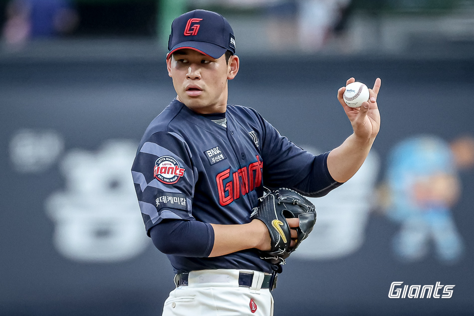 롯데는 12일 수원 케이티위즈파크에서 열린 '2025 신한 SOL Bank KBO리그' KT와의 원정경기에서 연장 승부 끝 12-7 승리를 거뒀다. 이틀 연속 역전승을 거둔 롯데는 2연승을 내달리며 시즌 전적 36승3무29패로 3위 자리를 지켰다. 반면 2연패에 빠진 KT는 34승3무31패가 됐다. 7-7로 팽팽하던 균형은 10회초 깨졌다. 1사 만루에서 전준우가 볼넷 출루하면서 3루에 있던 한승현이 홈인, 롯데가 다시 앞섰다. 이후 전민재 타석 때 파울플라이를 놓치는 포수의 실책으로 고승민과 레이예스가 모두 들어와 점수를 벌렸다. 손호영의 좌전안타, 김동혁의 번트안타까지 터지면서 롯데가 넉넉히 이겼다. 롯데 자이언츠