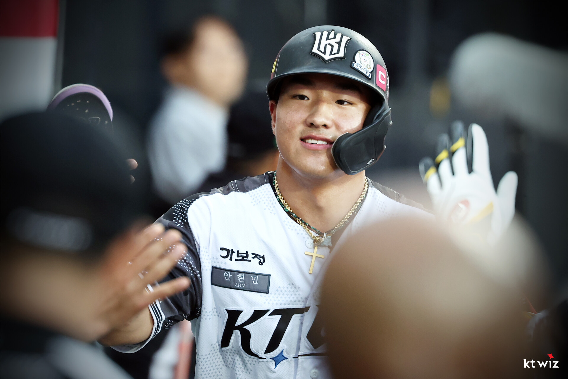 롯데는 12일 수원 케이티위즈파크에서 열린 '2025 신한 SOL Bank KBO리그' KT와의 원정경기에서 연장 승부 끝 12-7 승리를 거뒀다. 이틀 연속 역전승을 거둔 롯데는 2연승을 내달리며 시즌 전적 36승3무29패로 3위 자리를 지켰다. 반면 2연패에 빠진 KT는 34승3무31패가 됐다. 7-7로 팽팽하던 균형은 10회초 깨졌다. 1사 만루에서 전준우가 볼넷 출루하면서 3루에 있던 한승현이 홈인, 롯데가 다시 앞섰다. 이후 전민재 타석 때 파울플라이를 놓치는 포수의 실책으로 고승민과 레이예스가 모두 들어와 점수를 벌렸다. 손호영의 좌전안타, 김동혁의 번트안타까지 터지면서 롯데가 넉넉히 이겼다. KT위즈