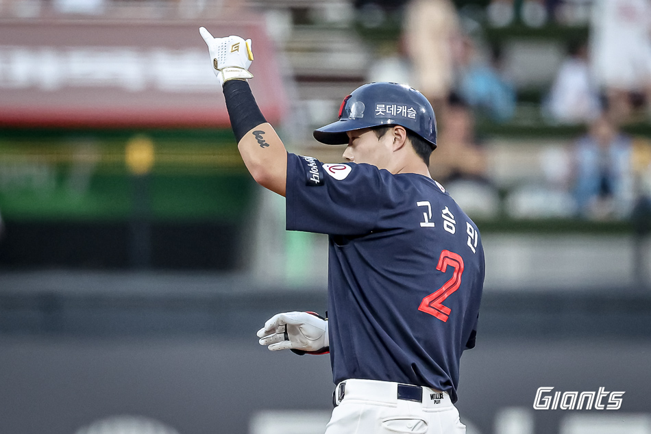 롯데는 12일 수원 케이티위즈파크에서 열린 '2025 신한 SOL Bank KBO리그' KT와의 원정경기에서 연장 승부 끝 12-7 승리를 거뒀다. 이틀 연속 역전승을 거둔 롯데는 2연승을 내달리며 시즌 전적 36승3무29패로 3위 자리를 지켰다. 반면 2연패에 빠진 KT는 34승3무31패가 됐다. 7-7로 팽팽하던 균형은 10회초 깨졌다. 1사 만루에서 전준우가 볼넷 출루하면서 3루에 있던 한승현이 홈인, 롯데가 다시 앞섰다. 이후 전민재 타석 때 파울플라이를 놓치는 포수의 실책으로 고승민과 레이예스가 모두 들어와 점수를 벌렸다. 손호영의 좌전안타, 김동혁의 번트안타까지 터지면서 롯데가 넉넉히 이겼다. 롯데 자이언츠