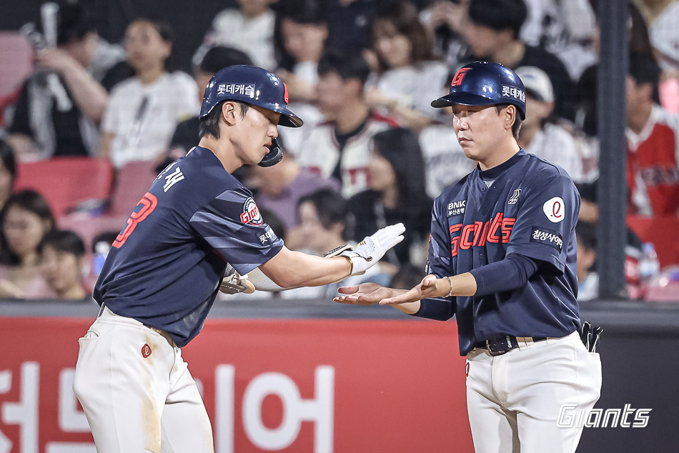 롯데는 12일 수원 케이티위즈파크에서 열린 '2025 신한 SOL Bank KBO리그' KT와의 원정경기에서 연장 승부 끝 12-7 승리를 거뒀다. 이틀 연속 역전승을 거둔 롯데는 2연승을 내달리며 시즌 전적 36승3무29패로 3위 자리를 지켰다. 반면 2연패에 빠진 KT는 34승3무31패가 됐다. 7-7로 팽팽하던 균형은 10회초 깨졌다. 1사 만루에서 전준우가 볼넷 출루하면서 3루에 있던 한승현이 홈인, 롯데가 다시 앞섰다. 이후 전민재 타석 때 파울플라이를 놓치는 포수의 실책으로 고승민과 레이예스가 모두 들어와 점수를 벌렸다. 손호영의 좌전안타, 김동혁의 번트안타까지 터지면서 롯데가 넉넉히 이겼다. 롯데 자이언츠