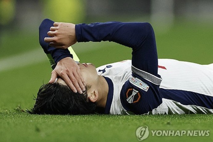 토트넘 레전드 골키퍼로, 과거 이영표와 함께 뛰었던 골키퍼 폴 로빈슨이 토트넘의 손흥민 매각에 강력반대했다. 영국 매체 '풋볼 인사이더'는 12일(이하 한국시간) '토트넘에서 골키퍼로 활약했던 폴 로빈슨은 손흥민을 판매하지 말라는 경고를 했다'고 보도했다. 로빈슨은 풋볼 인사이더가 운영하는 팟캐스트에 출연해 '난 토트넘이 사우디아라비아 프로리그에 손흥민을 원하는 조건에 판매할 수 있는지 모르겠다. 사우디 리그는 최근 이적시장에서 바쁘게 움직이며 젊은 선수를 많이 찾고 있다'고 말했다. 이어 