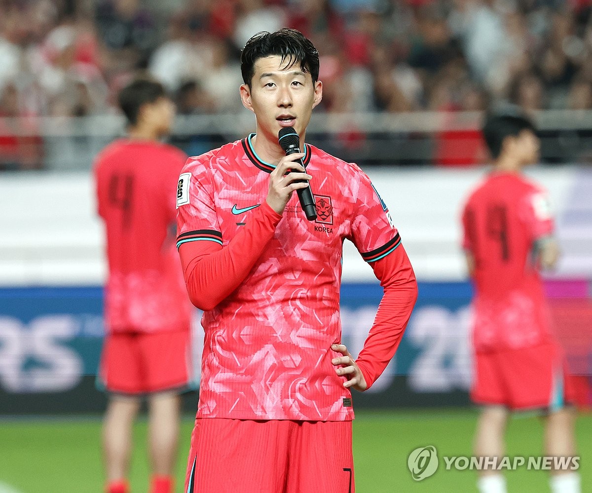 토트넘 레전드 골키퍼로, 과거 이영표와 함께 뛰었던 골키퍼 폴 로빈슨이 토트넘의 손흥민 매각에 강력반대했다. 영국 매체 '풋볼 인사이더'는 12일(이하 한국시간) '토트넘에서 골키퍼로 활약했던 폴 로빈슨은 손흥민을 판매하지 말라는 경고를 했다'고 보도했다. 로빈슨은 풋볼 인사이더가 운영하는 팟캐스트에 출연해 '난 토트넘이 사우디아라비아 프로리그에 손흥민을 원하는 조건에 판매할 수 있는지 모르겠다. 사우디 리그는 최근 이적시장에서 바쁘게 움직이며 젊은 선수를 많이 찾고 있다'고 말했다. 이어 