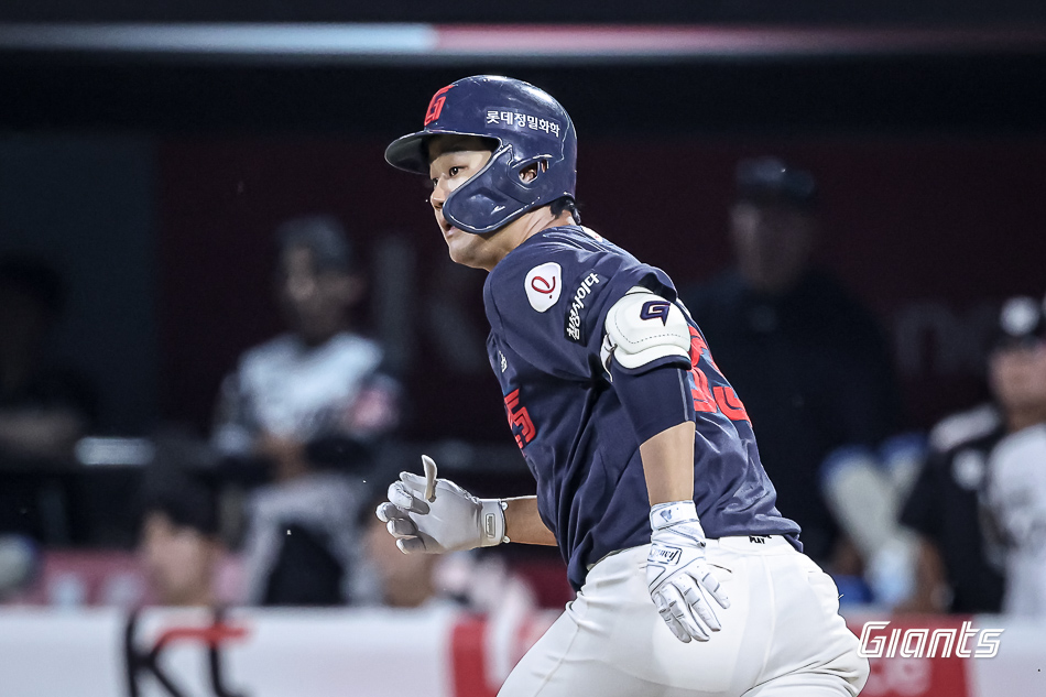 롯데는 12일 수원 케이티위즈파크에서 열린 '2025 신한 SOL Bank KBO리그' KT와의 원정경기에서 연장 승부 끝 12-7 승리를 거뒀다. 이틀 연속 역전승을 거둔 롯데는 2연승을 내달리며 시즌 전적 36승3무29패로 3위 자리를 지켰다. 반면 2연패에 빠진 KT는 34승3무31패가 됐다. 7-7로 팽팽하던 균형은 10회초 깨졌다. 1사 만루에서 전준우가 볼넷 출루하면서 3루에 있던 한승현이 홈인, 롯데가 다시 앞섰다. 이후 전민재 타석 때 파울플라이를 놓치는 포수의 실책으로 고승민과 레이예스가 모두 들어와 점수를 벌렸다. 손호영의 좌전안타, 김동혁의 번트안타까지 터지면서 롯데가 넉넉히 이겼다. 롯데 자이언츠