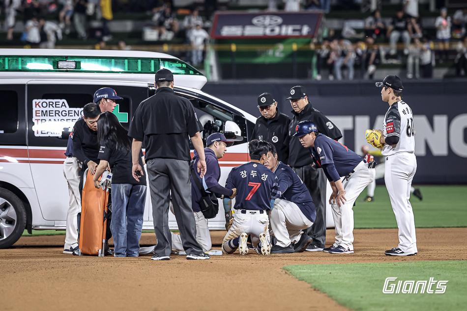 롯데 자이언츠는 12일 수원 케이티위즈파크에서 열린 '2025 신한 SOL Bank KBO리그' KT와의 원정경기에서 연장 10회 승부 끝 12-7 승리를 거뒀다. 이틀 연속 역전승을 거둔 롯데는 2연승을 내달리며 시즌 전적 36승3무29패로 3위 자리를 지켰으나, 10회초 장두성의 부상으로 시름이 깊어졌다. 롯데 자이언츠