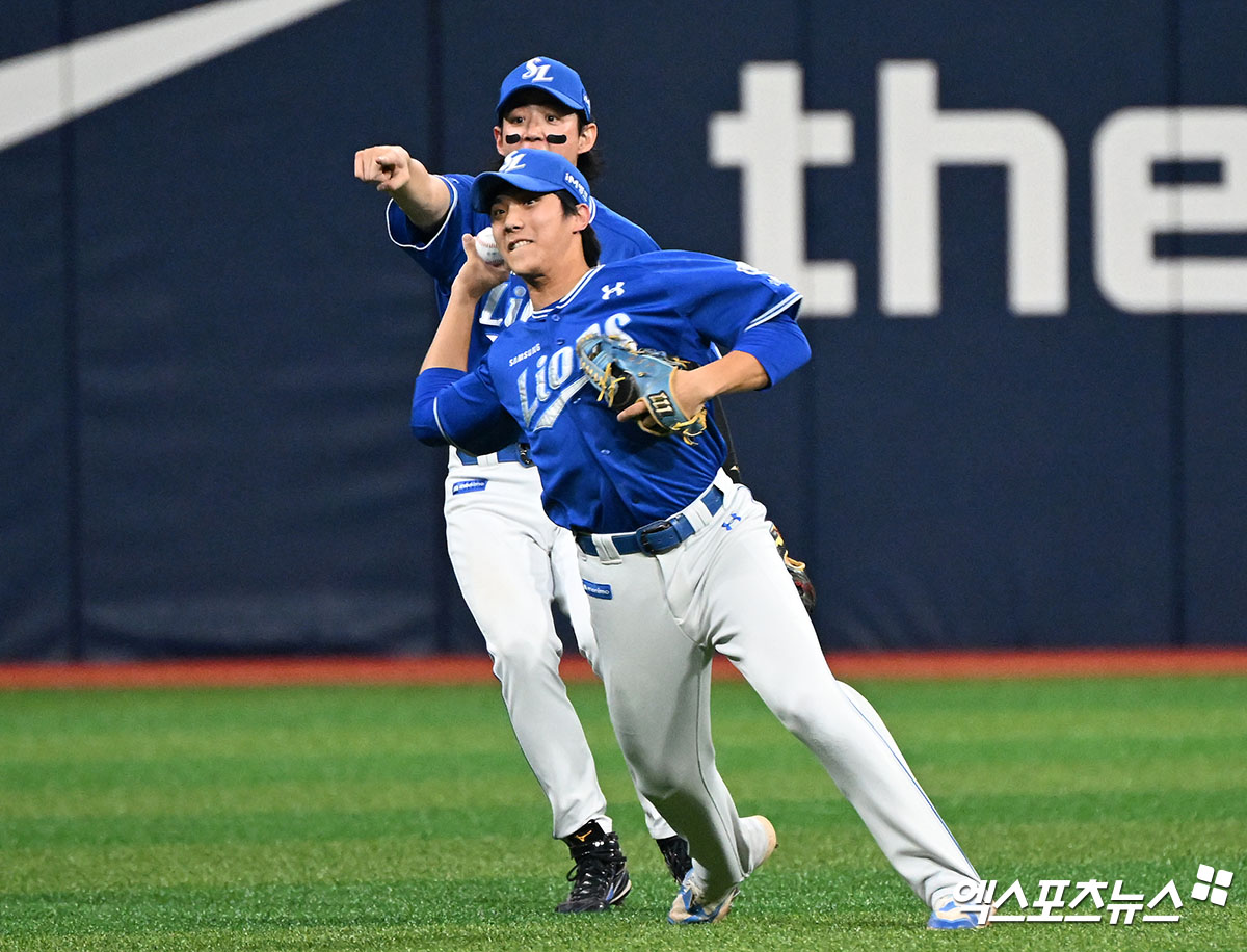 앞에 위치한 삼성 라이온즈 유격수 이재현이 경기에 출전해 수비 도중 송구를 시도하고 있다. 엑스포츠뉴스 DB