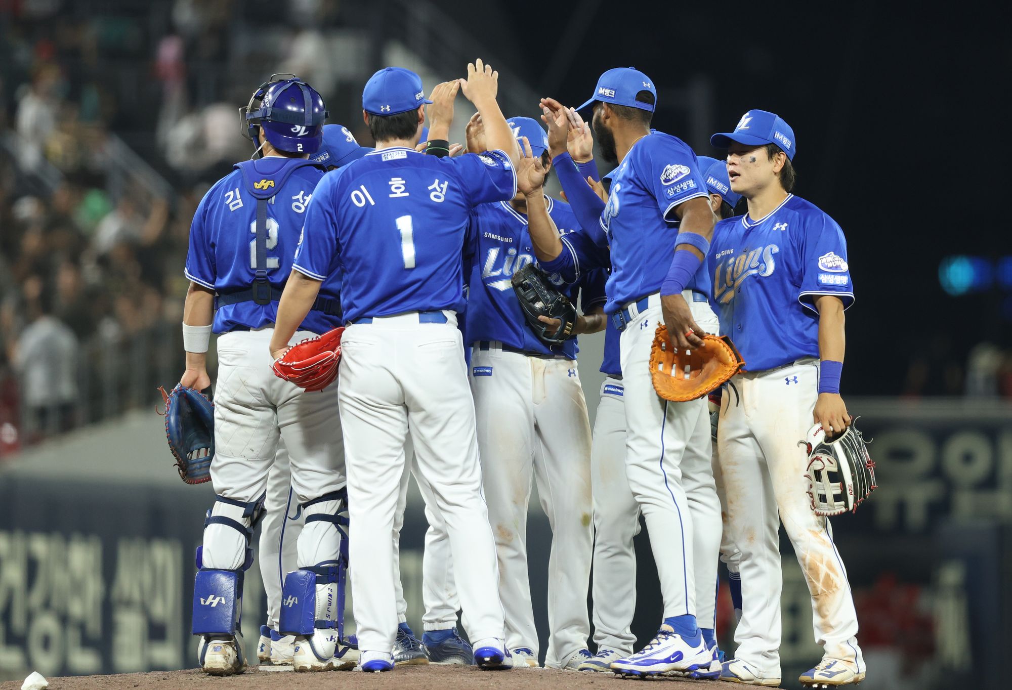 삼성 라이온즈 선수들이 12일 광주 KIA 타이거즈전에서 승리한 뒤 세리머니하고 있다. 삼성 라이온즈