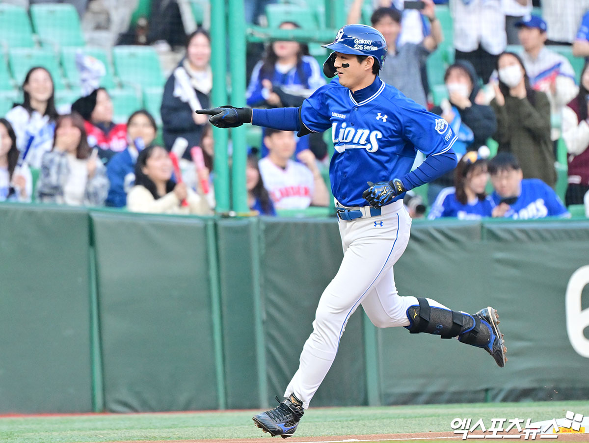 삼성 라이온즈 외야수 구자욱이 올해 정규시즌 경기에 출전해 홈런을 친 뒤 베이스를 돌고 있다. 엑스포츠뉴스 DB