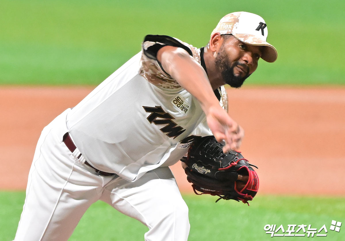 키움 히어로즈 외국인 투수 라울 알칸타라가 13일 서울 잠실야구장에서 2025 신한 SOL Bank KBO리그 두산과 팀 간 9차전에 선발투수로 나선다. 사진 엑스포츠뉴스 DB