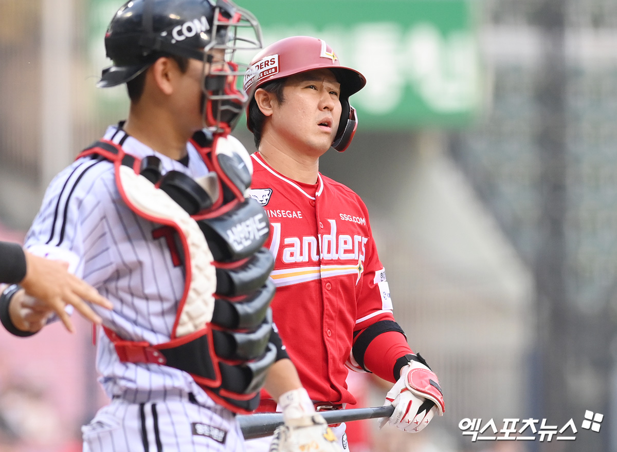 SSG 랜더스 간판타자 최정이 지난 12일 잠실 LG 트윈스전을 앞두고 수비 훈련 중 왼쪽 눈에 공을 맞은 여파로 이튿날 1군 엔트리에서 말소됐다. 사진 엑스포츠뉴스 DB