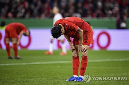 김민재가 소속팀인 독일 명문 바이에른 뮌헨의 관리 소홀로 아킬레스건 염증, 왼발 물혹 등의 부상을 당했다는 현지 언론 주장에 반박했다. 에베를 단장은 13일 '김민재는 아킬레스건 때문에 조금 힘들어하고 있다. 우리가 그의 건강을 위험에 빠뜨렸다는 말이 많다. 우린 그런 적이 한 번도 없다. 항상 모든 것을 관리하고 있다'며 '김민재는 휴식을 취하고 건강을 회복하고 싶다고 말했다. 며칠 내로 훈련을 재개하고 팀에 합류할 예정이다. 그가 돌아오면 우파 메카노, 요나탄 타 등과 경쟁하게 될 것이다'고 했다. 연합뉴스