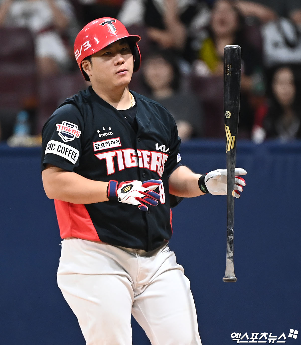 13일 오후 서울 구로구 고척스카이돔에서 열린 '2024 신한 SOL Bank KBO리그' KIA 타이거즈와 키움 히어로즈의 경기, 7회초 1사 2,3루 KIA 이창진이 볼넷으로 출루하고 있다. 엑스포츠뉴스 DB