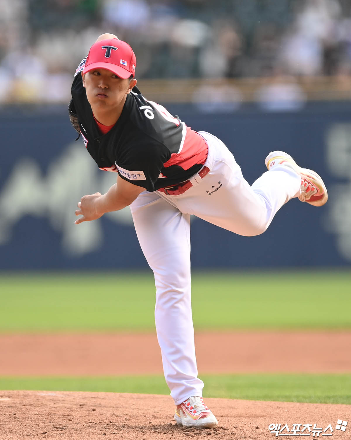 10일 오후 서울 송파구 잠실야구장에서 열린 '2023 신한은행 SOL KBO리그' KIA 타이거즈와 두산 베어스의 경기, 1회말 KIA 선발투수 이의리가 역투하고 있다. 엑스포츠뉴스 DB