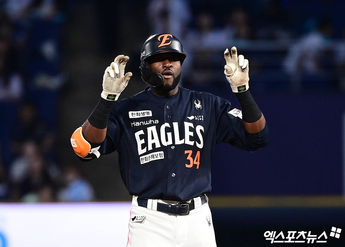 30일 오후 경상남도 창원NC파크에서 열린 '2025 신한 SOL Bank KBO리그' 한화 이글스와 NC 다이노스의 경기, 5회초 한화 선두타자 플로리얼이 2루타를 때려낸 뒤 세리머니를 하고 있다. 엑스포츠뉴스DB