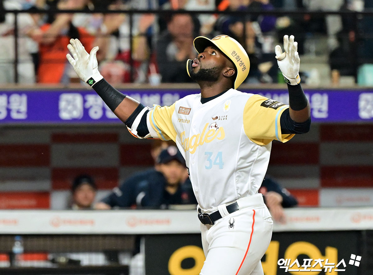 14일 오후 대전 한화생명 볼파크에서 열린 '2025 신한 SOL Bank KBO리그' 두산 베어스와 한화 이글스의 경기, 6회말 한화 플로리얼이 솔로 홈런을 날린 후 그라운드를 돌고 있다. 엑스포츠뉴스DB