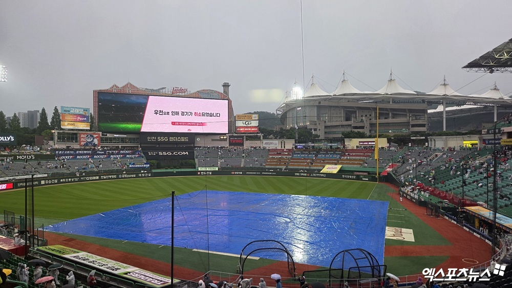 KBO는 13일 인천 SSG랜더스필드에서 열릴 예정이었던 2025 신한 SOL Bank KBO리그 롯데 자이언츠와 SSG 랜더스의 팀 간 10차전의 우천취소를 결정했다. 사진 엑스포츠뉴스