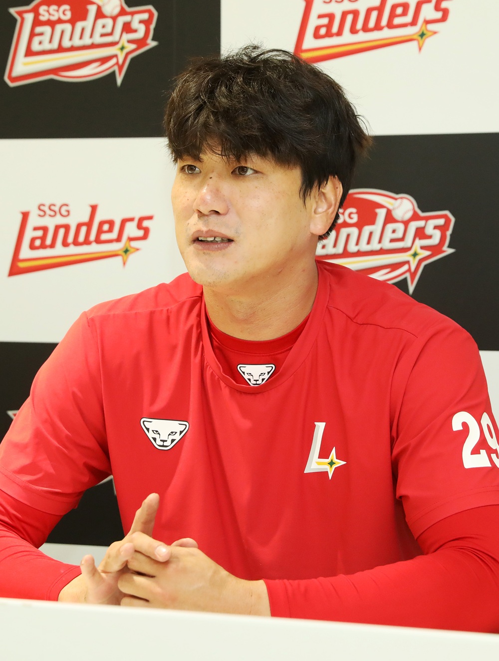 SSG 랜더스의 리빙 레전드 김광현이 13일 인천SSG랜더스필드에서 훈련을 마친 뒤 취재진과 공식 인터뷰를 갖고 2년 계약 연장에 대한 소감을 밝혔다. 사진 SSG 랜더스