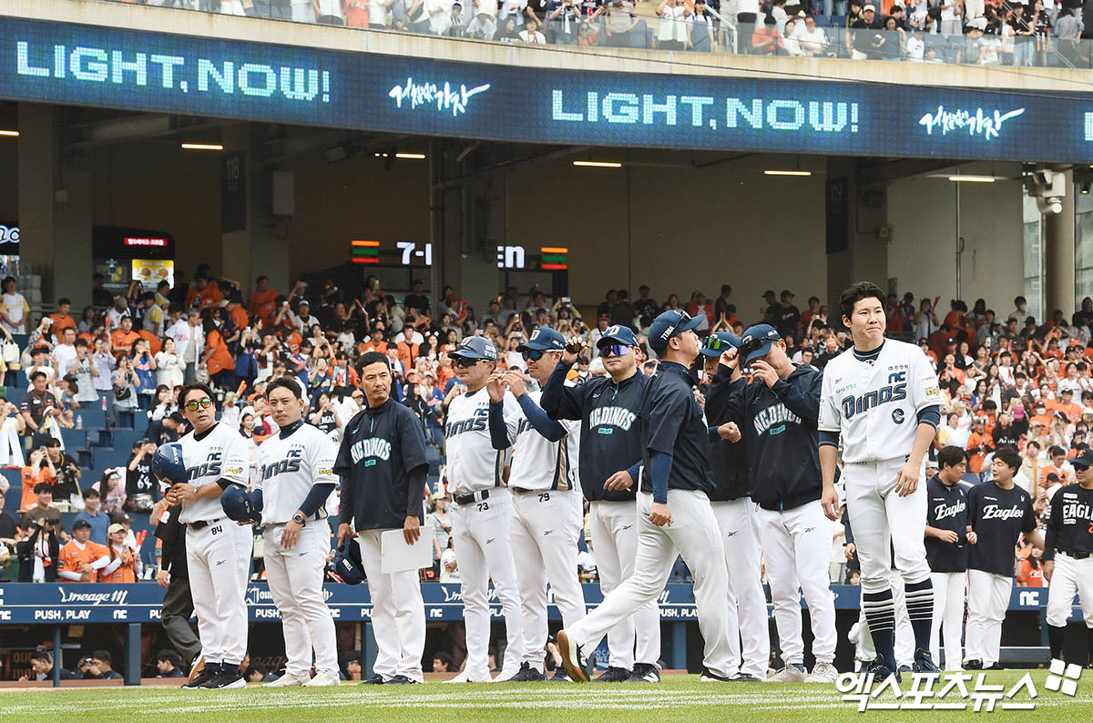 31일 오후 경상남도 창원NC파크에서 열린 '2025 신한 SOL Bank KBO리그' 한화 이글스와 NC 다이노스의 경기, 한화가 9회초 6득점 빅이닝을 만들며 9:6의 스코어로 승리, 위닝 시리즈를 확보했다.  경기 종료 후 NC 선수들이 관중석을 향해 인사하고 있다. 엑스포츠뉴스 DB
