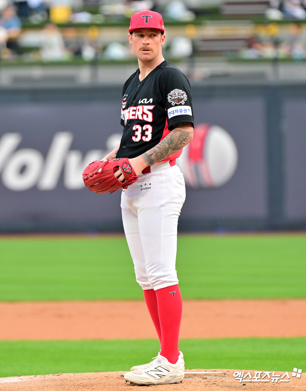21일 오후 수원KT위즈파크에서 열린 '2025 신한 SOL Bank KBO리그' KIA 타이거즈와 KT 위즈의 경기, 1회말 KIA 선발투수 올러가 공을 힘차게 던지고 있다. 엑스포츠뉴스 DB