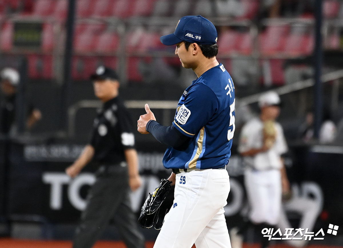 22일 수원 KT위즈파크에서 열린 ’2022 신한은행 SOL KBO리그’ NC 다이노스와 KT 위즈의 경기, 6회말 수비를 마친 NC 선발투수 구창모가 엄지손가락을 치켜 세우고 있다. 엑스포츠뉴스 DB