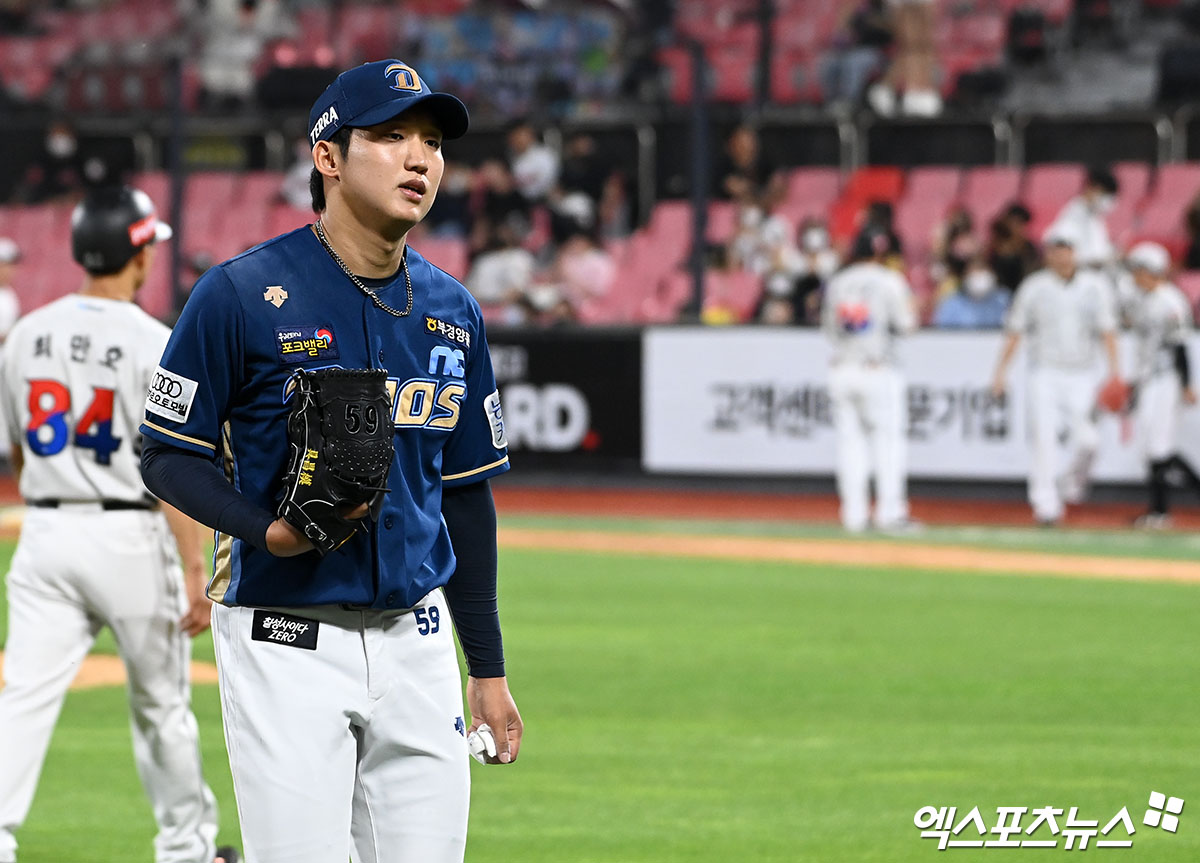 22일 수원 KT위즈파크에서 열린 ’2022 신한은행 SOL KBO리그’ NC 다이노스와 KT 위즈의 경기, 6회말 수비를 마친 NC 선발투수 구창모가 더그아웃으로 향하고 있다. 엑스포츠뉴스 DB