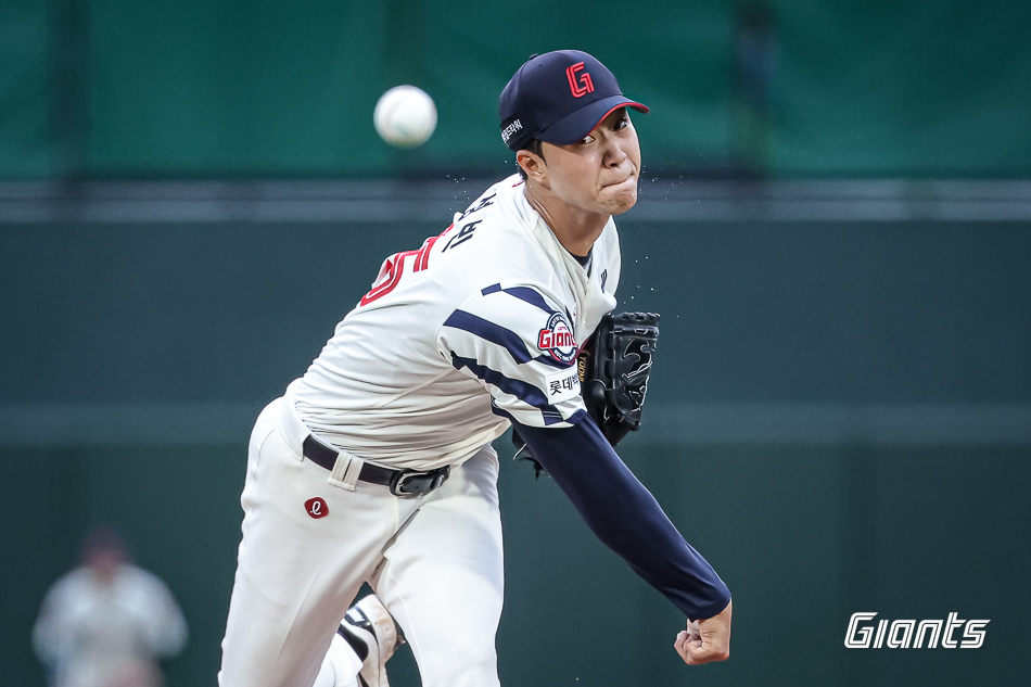 롯데 자이언츠 우완 파이어볼러 유망주 윤성빈이 6월 13일 1군 엔트리에 등록됐다. 김태형 롯데 감독은 윤성빈을 불펜으로 활용하겠다는 계획을 밝혔다. 사진 롯데 자이언츠