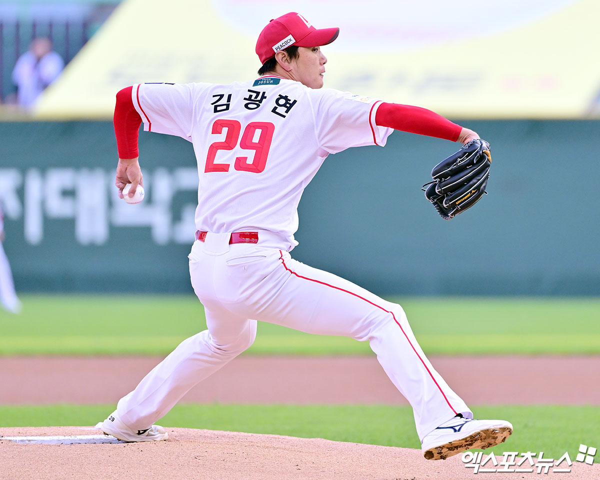 SSG 랜더스 토종 에이스 김광현이 14일 인천 SSG랜더스필드에서 2025 신한 SOL Bank KBO리그 롯데 자이언츠와 팀 간 10차전에 선발투수로 나선다. 추신수의 은퇴식이 열리는 이날 팀 승리를 견인해야 하는 막중한 임무를 안고 있다. 사진 엑스포츠뉴스 DB