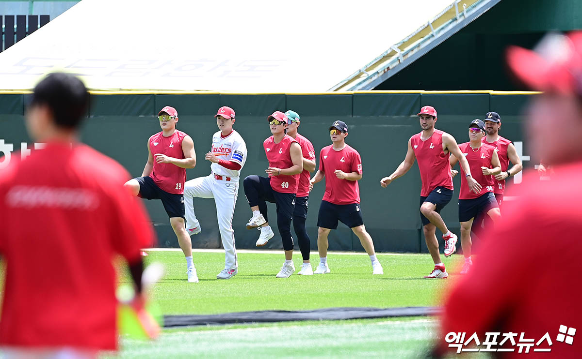 이숭용 감독이 이끄는 SSG 랜더스가 14일 인천 SSG랜더스필드에서 2025 신한 SOL Bank KBO리그 롯데 자이언츠와 팀 간 10차전을 치른다. 경기 종료 후에는 추신수의 은퇴식이 진행된다. 사진 박지영 기자