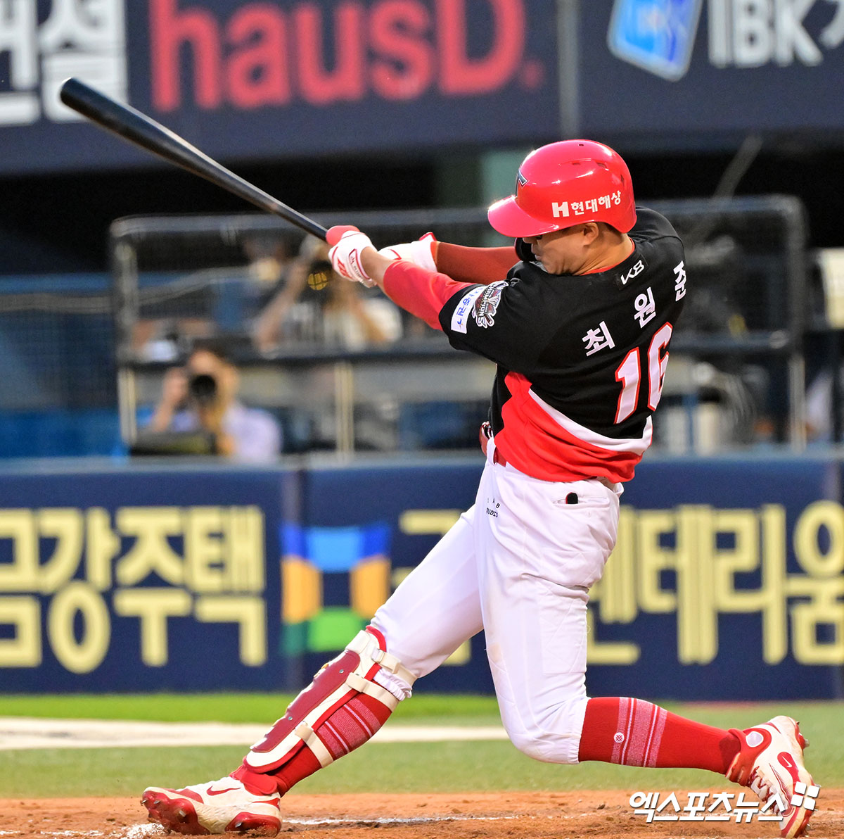 3일 오후 서울 송파구 잠실야구장에서 열린 '2025 신한 SOL Bank KBO리그' KIA 타이거즈와 두산 베어스의 경기, 8회초 1사 2루 KIA 최원준이 1타점 2루타를 날리고 있다. 엑스포츠뉴스 DB